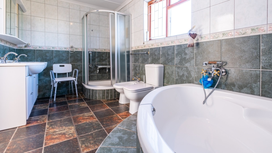 5 Bedroom Property for Sale in Denver Park Western Cape